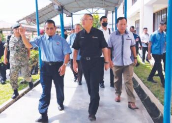 HISHAMMUDDIN Tun Hussein (tengah) mendengar penerangan daripada wakil MRSM Terendak ketika mengadakan lawatan ke sekolah berasrama penuh itu di Kem Terendak, Melaka. – FOTO/MUHAMMAD SHAHIZAM TAZALI