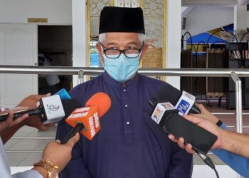 ABDUL Halim Tawil bercakap kepada pemberita selepas program Penyerahan Foodbank Yapeim dan Kotak Makanan Yadim di Masjid Al-Wahhab Permatang Duyong, Melaka, hari ini. - FOTO/DIYANATUL ATIQAH ZAKARYA