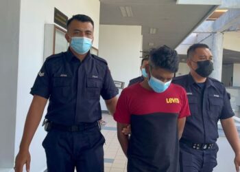 S. AGHASITIA Lingam diiring keluar anggota polis selepas mengaku tidak bersalah atas pertuduhan memukul isterinya ketika dihadapkan ke Mahkamah Majistret, Ayer Keroh, Melaka. - FOTO/DIYANATUL ATIQAH ZAKARYA