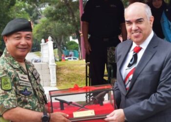 MUHAMMAD Ab. Rahman menyampaikan cenderamata kepada Wayne Robson selepas Majlis Penutup Eksesais Mantis Siri 9/2023 di Padang Pavilion, Kem Terendak, Melaka.