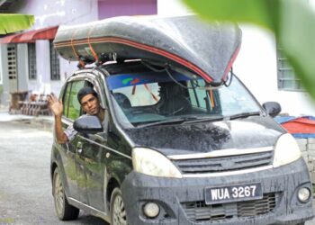 BOT getah diikat di atas bumbung kereta Perodua Viva milik Azwan Omar semasa dia ke lokasi banjir, baru-baru ini.