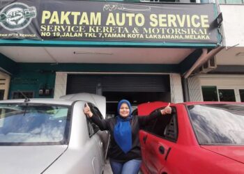 AIDA Hajat di hadapan bengkel membaiki kereta dan motosikal miliknya di Taman Kota Laksamana, Melaka. - UTUSAN/AMRAN MULUP