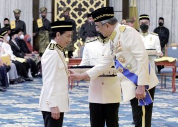 TUN Mohd. Ali Mohd. Rustam menganugerahkan Darjah Pangkuan Seri Melaka yang membawa gelaran Datuk kepada Suhaimi Abdul Rahman atau popular dengan nama Amy Search di Dewan Seri Negeri, Ayer Keroh, Melaka semalam. – UTUSAN/RASUL AZLI SAMAD
