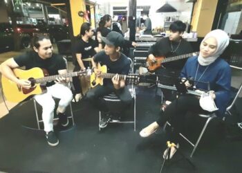 KUMPULAN Weekend Music membuat persembahan di Restoran Ellizat di Jalan Hang Tuah, Melaka. - UTUSAN/AMRAN MULUP