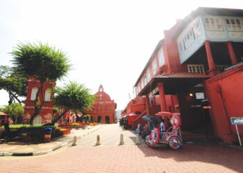 TINDAKAN kerajaan menarik balik rayuan terhadap keputusan mahkamah membenarkan penganut Kristian menggunakan kalimah Allah, Baitullah, solat dan Kaabah dalam penerbitan bahan agama mereka bagi tujuan pembelajaran tidak sepatutnya menimbulkan keributan. – UTUSAN/RASUL AZLI SAMAD
