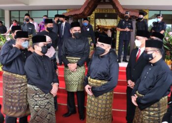 yang Dipertua Negeri Melaka, Tun Mohd. Ali Rustam bersama dengan barisan Exco Kerajaan Negeri Melaka yang baharu selepas majlis angkat sumpah di Ayer Keroh semalam.