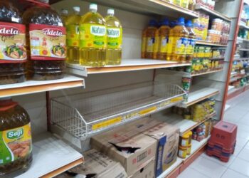 Kekurangan bekalan minyak masak bersubsidi dan harga yang meningkat sepatutnya membuka mata pihak berkuasa bagi memantau  rantaian bekalan barangan tersebut. GAMBAR HIASAN