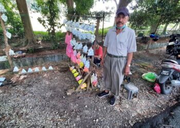 JAAFAR Leman kembali tersenyum selepas gerai jualan bola golf terpakainya kini dikunjungi pelanggan selepas MKN membenarkan kelab golf kembali beroperasi. - UTUSAN/AMRAN MULUP