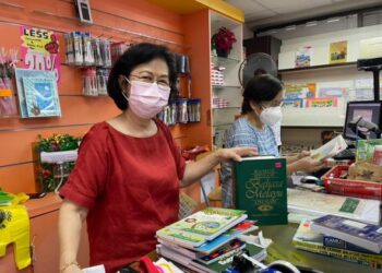 MARIA Ng Abdullah menunjukkan naskhah terakhir Kamus Besar Bahasa Melayu Utusan keluaran Utusan Melayu (M) Berhad. - UTUSAN/DIYANATUL ATIQAH ZAKARYA
