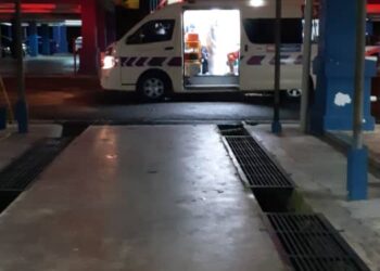 AMBULANS membawa salah seorang peserta  Kursus Asas Pembantu Penguatkuasa Kastam (Kusas) ke Hospital Melaka selepas mengadu sesak nafas di Akademi Kastam Malaysia (Akmal) di Bukit Baru, Melaka. - UTUSAN/AMRAN MULUP