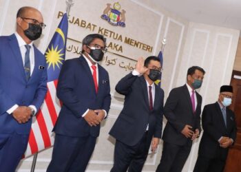 PENTADBIRAN kerajaan Melaka di bawah Sulaiman Md. Ali (tengah) sudah pasti akan menyusun dasar dan menyalur perkhidmatan sebaiknya untuk rakyat. – UTUSAN/RASUL AZLI SAMAD
