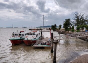 JETI Anjung Batu di Merlimau, Melaka menjadi pintu masuk pelancong yang mahu ke Pulau Besar (belakang). – UTUSAN/MUHAMMAD SHAHIZAM TAZALI