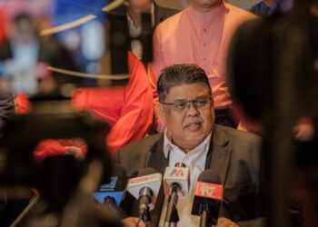 AB. Rauf Yusoh mengadakan sidang akhbar mengumumkan senarai Timbalan Exco selepas mempengerusikan mesyuarat Exco pertama di Hotel Ames, Ayer Keroh, Melaka. - UTUSAN/SYAFEEQ AHMAD