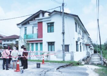 KEADAAN jalan retak dan pemendapan berlaku di kawasan perumahan Taman Ayer Keroh Permai, Ayer Keroh, Melaka. - UTUSAN/RASUL AZLI SAMAD
