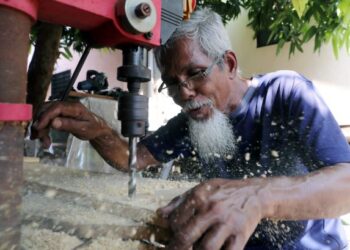 SENI ukiran kayu bukan sekadar perusahaan di belakang rumah tetapi menjadi industri yang berpotensi berkembang mengikut peredaran waktu.