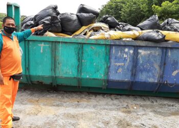 AZMAN Abdul Aziz menunjukkan sampah berkapasiti 15 tan yang dipungut oleh pekerja SWM Environment di Pantai Klebang, Melaka. - UTUSAN/AMRAN MULUP