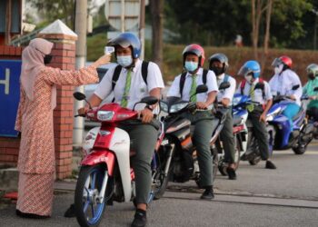 TUGAS guru bukan lagi sekadar mengajar tetapi juga mengasuh dan membentuk diri pelajar. – UTUSAN/RASUL AZLI SAMAD