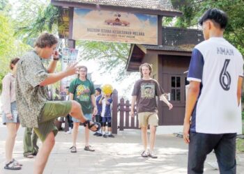 KOMUNIKASI atau berinteraksi dengan masyarakat asing adalah peringkat paling sukar dan inilah faktor utama yang bakal mengubah cara kita berfikir. – UTUSAN/RASUL AZLI SAMAD