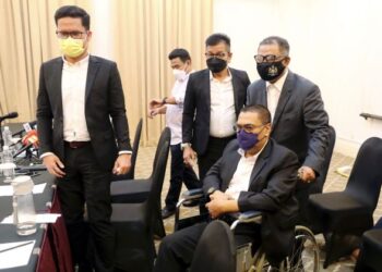 EMPAT ADUN yang menarik sokongan terhadap kerajaan negeri Melaka, Oktober lalu. (Dari kiri) Datuk Noor Effandi Ahmad, Datuk Norhizam Hassan Baktee, Datuk Seri Idris Haron dan Datuk Nor Azman Hassan (berkerusi roda). – UTUSAN/RASUL AZLI SAMAD