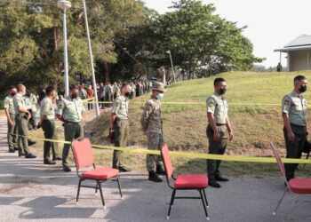 ANGGOTA tentera beratur seawal jam 8 pagi pada hari mengundi awal sempena PRN Melaka di Sekolah Kebangsaan Terendak 2, Melaka, semalam. - FOTO/RASUL AZLI SAMAD