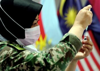 Tanggapan seseorang yang sudah disuntik vaksin Covid-19 mampu menghalang virus daripada masuk ke dalam badan perlu diperbetulkan segera. – Utusan/Rasul Azli Samad