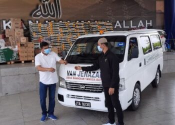 SAARI Ramli (kanan) menerima kunci van jenazah berharga RM60,000 daripada Ketua UMNO Bahagian Tangga Batu, Datuk Seri Mohamad Ali Mohamad baru-baru ini. – UTUSAN/AMRAN MULUP
