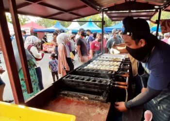 ORANG ramai beratur untuk membeli Akok yang dijual Salmona Hasan di Bazar Ramadan Taman Rambai Jaya, Bukit Rambai, Melaka. - UTUSAN/AMRAN MULUP