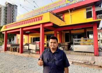 FIRDAUS Aziz di hadapan Restoran Asam Pedas Power Perigi Hang Li Po, Klebang Besar, Melaka yang bakal dibuka bulan depan. - UTUSAN/AMRAN MULUP