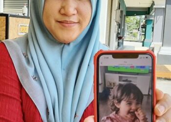 ZAMZARINA Hassan menunjukkan foto Emily Rose Isabella. - UTUSAN/AMRAN MULUP