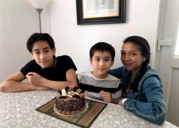 SHARIFAH Hanim Zakaria bersama dua anaknya Jude (kiri) dan Luke.