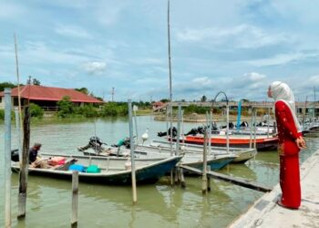 FARZANA Hayani Mohd. Nasir ketika melakukan tinjauan di jeti nelayan di DUN Sungai Rambai, Melaka, semalam. – FOTO/DIYANATUL ATIQAH ZAKARYA