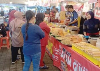 PENGUNJUNG membeli makanan di festival makanan yang berlangsung di MITC, Ayer Keroh, Melaka. - FOTO/AMRAN MULUP