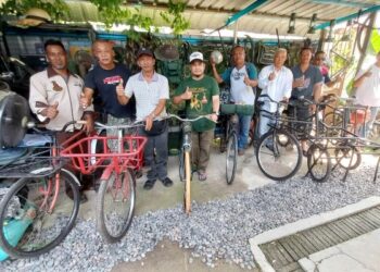 SEBAHAGIAN daripada peserta dengan pelbagai jenis basikal klasik yang akan digunakan pada Kayuhan Sulong 2022 Basikal Klasik Bukit Rambai, Melaka. - UTUSAN/AMRAN MULUP