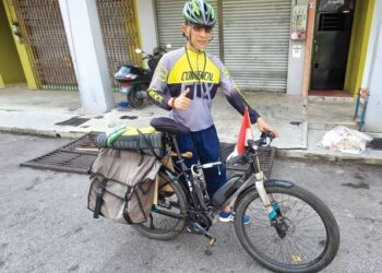 MUHAMMAD FUAD Syamsuddin bersama basikal miliknya ketika ditemui di Ar Rasyafat Islamic Centre, Melaka. - UTUSAN/AMRAN MULUP