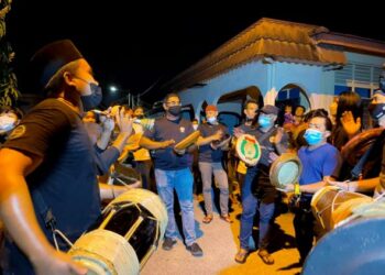 KUMPULAN Ketuk-ketuk Sahur memulakan aktiviti pukul 4 pagi berarak ke setiap lorong di Kampung Bukit Piatu, Melaka. – FOTO/DIYANATUL ATIQAH ZAKARYA