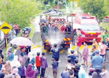 SUASANA meriah pada Program Berkhatan Beramai-ramai anjuran Tabung Amal Pak Ngah di Surau Taman Asean, Malim, Melaka. - UTUSAN/RASUL AZLI SAMAD