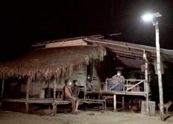 AKTIVITI malam penduduk orang asli Kampung Bukit Meranti di Jasin, Melaka kini berubah selepas mendapat sumbangan lampu solar. - UTUSAN/DIYANATUL ATIQAH ZAKARYA