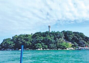 PULAU Undan, Melaka bakal diwartakan Taman Laut Negara adalah kawasan sumber rezeki nelayan menangkap ikan. – FOTO/AMRAN MULUP