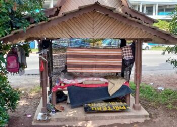 ZAMRI Mustafa menjadikan perhentian bas di Taman Nirwana, Batang Tiga, Melaka sebagai kediamannya. - UTUSAN/AMRAN MULUP