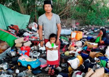 RIDZUAN Abd. Rahim, Nurul Siti Aisah dan Norhidayah Mad Rabi di sebuah gudang di Klebang mengumpul barangan terpakai yang boleh dijual untuk menyara hidup mereka. – FOTO/AMRAN MULUP