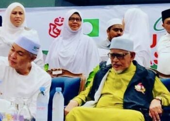AHMAD Zahid Hamidi bersama Abdul Hadi Awang ketika hadir pada himpunan Muafakat Nasional (MN) di Kangar Perlis pada 2019.