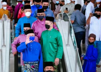 ISMAIL Sabri Yaakob menghadiri solat sunat Aidiladha di Masjid Wilayah Persekutuan, Kuala Lumpur hari ini. - UTUSAN/MOHD FIRDAUS MOHD JOHARI