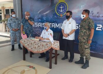 ISMAIL SABRI Yaakob (tengah, duduk) hadir sidang akhbar Eksesais Taming Sari 20/21 di Markas Wilayah Laut 1, Pangkalan Tentera Laut Diraja Malaysia (TLDM) Tanjung Gelang di Kuantan, Pahang.