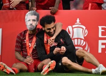 MOHAMED Salah (kanan) meraikan kejayaan Liverpool muncul juara Piala FA bersama Thiago Alcantara. -AFP