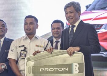 MOHAMAD Hasan menyerahkan hadiah kepada pemenang cabutan bertuah pada Majlis Pengumuman Dividen LTAT di Chulan Tower, Kuala Lumpur, hari ini. - FOTO/FAIZ ALIF ZUBIR