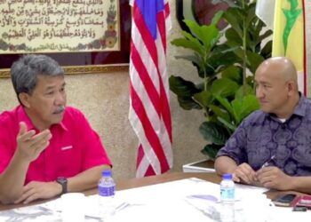 MOHAMAD Hasan (kiri) ketika ditemu bual moderator, Datuk Dr. Azizan Abdul Majid dalam program bual bicara Terus Terang yang disiarkan secara langsung menerusi Facebook UMNO Online malam semalam.