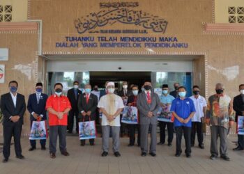 MOHAMAD Ropaat Khamid (dua dari kanan) selepas menyampaikan sumbangan pelitup muka dan cecair pembasmi kuman di Jabatan Pendidikan negeri di Kuala Terengganu, hari ini. - FOTO/TENGKU DANISH BAHRI TENGKU YUSOFF