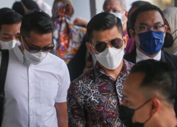 MOHD. Amal M. Razalan (kiri) hadir di Mahkamah Sesyen Kuala Lumpur bagi menghadapi pertuduhan rasuah dan pengubahan wang haram. - FOTO/SADDAM YUSOFF