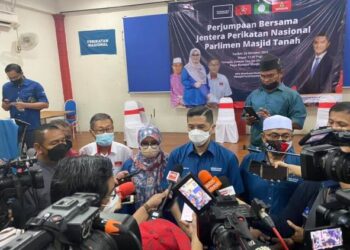 MOHAMED Azmin Ali ketika ditemui pemberita selepas pertemuan bersama jentera PN Parlimen Masjid Tanah di Dewan Datuk Abu Seman, Alor Gajah, Melaka.