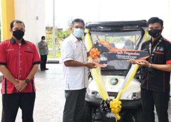 MOHD. Afandi Salleh (tengah) menyerahkan replika kunci buggy untuk kegunaan pelajar OKU di pekarangan Bangunan Canselori, Universiti Sultan Zainal Abidin (Unisza) di Kuala Nerus, Terengganu  hari ini.